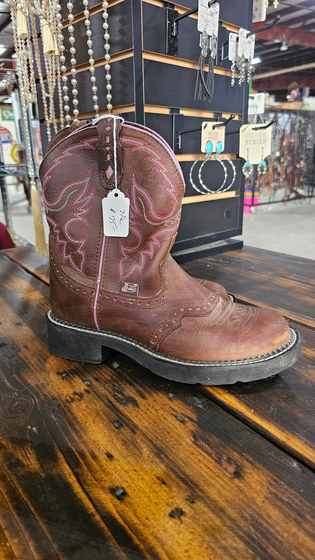 How to Wear Ariat Fatbaby Boots: Stylish Tips for Every Outfit